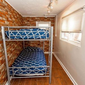 Kleines Zimmer mit zwei Einzelbetten